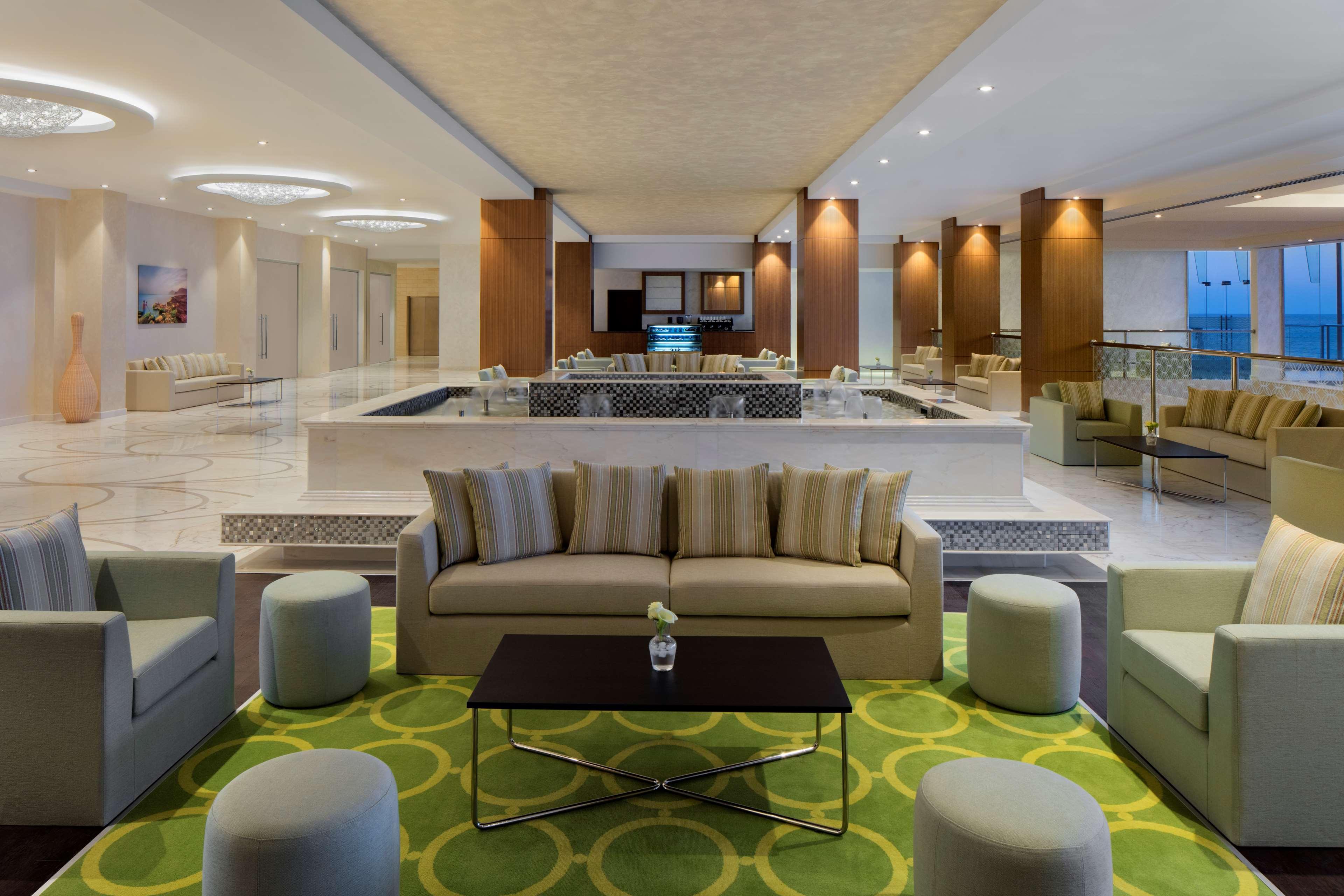 Radisson Blu Hotel & Resort, Szohár Kültér fotó Lobby