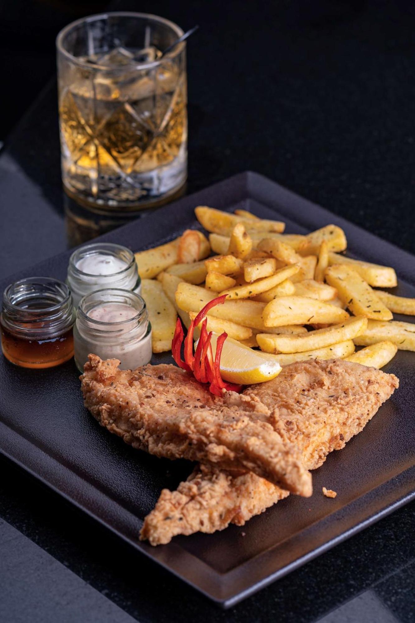 Radisson Blu Hotel & Resort, Szohár Kültér fotó Schnitzel with chips