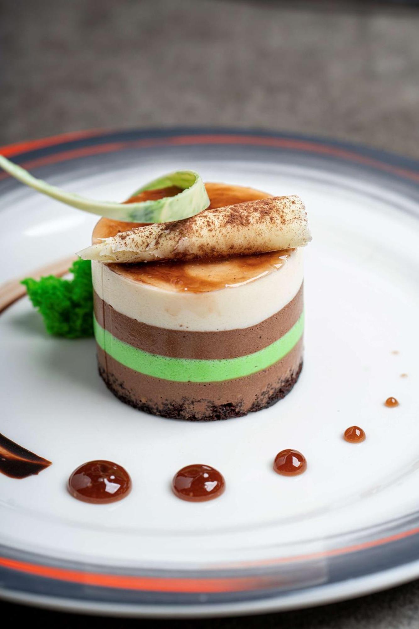 Radisson Blu Hotel & Resort, Szohár Kültér fotó A layered dessert
