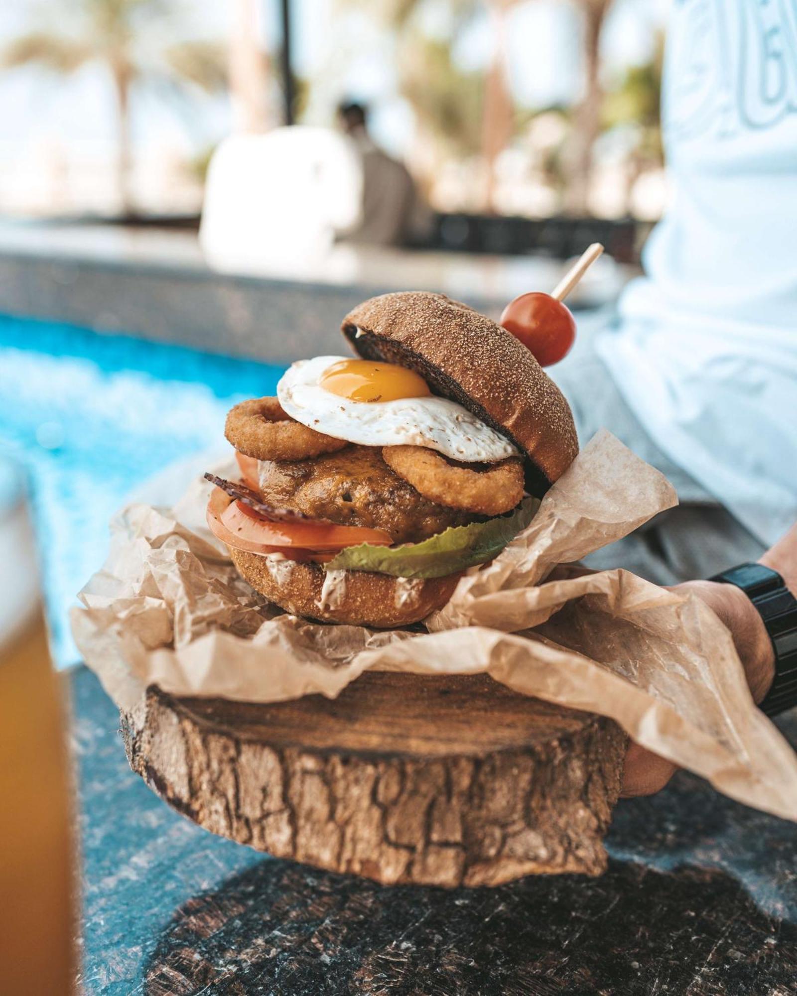 Radisson Blu Hotel & Resort, Szohár Kültér fotó A burger with a fried egg