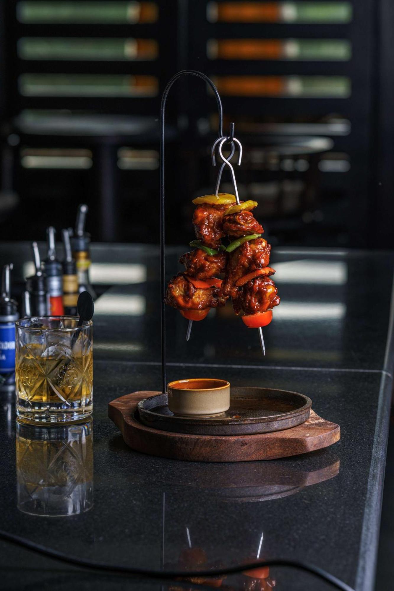 Radisson Blu Hotel & Resort, Szohár Kültér fotó A chicken tikka served on a skewer