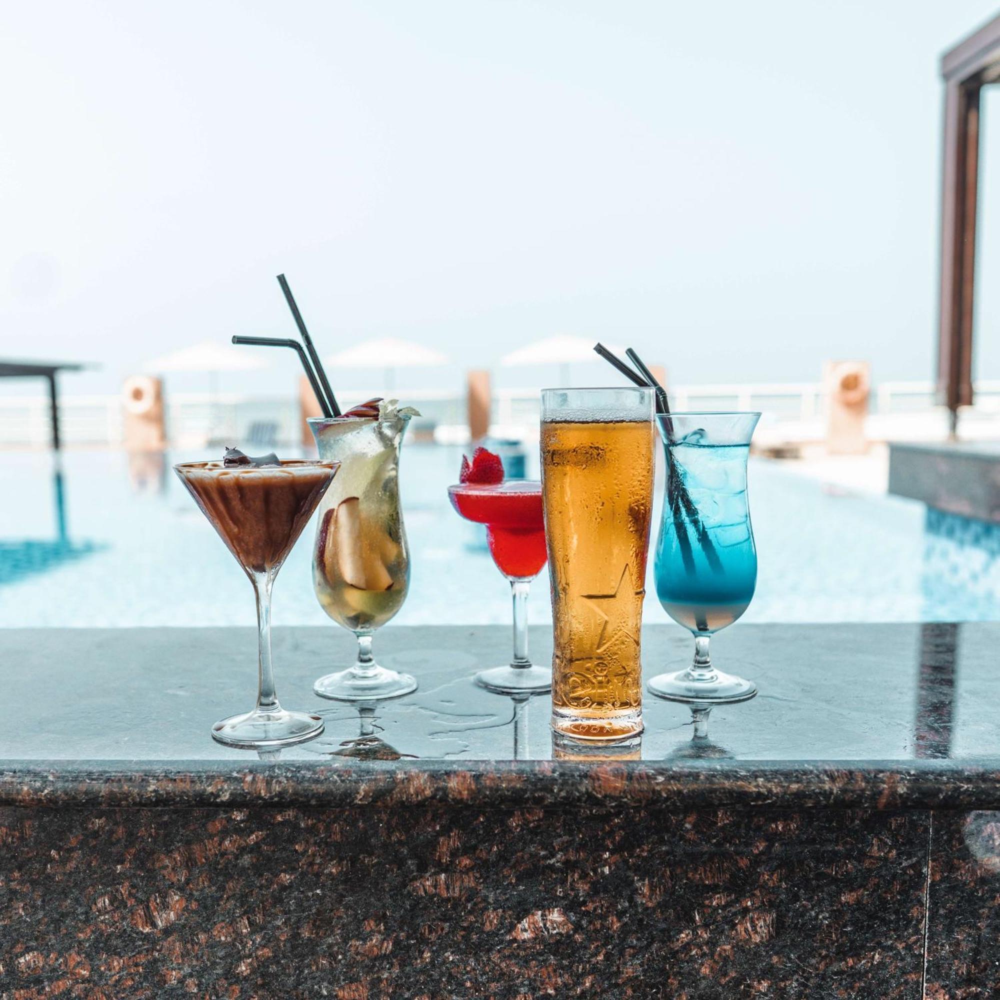 Radisson Blu Hotel & Resort, Szohár Kültér fotó A selection of cocktails