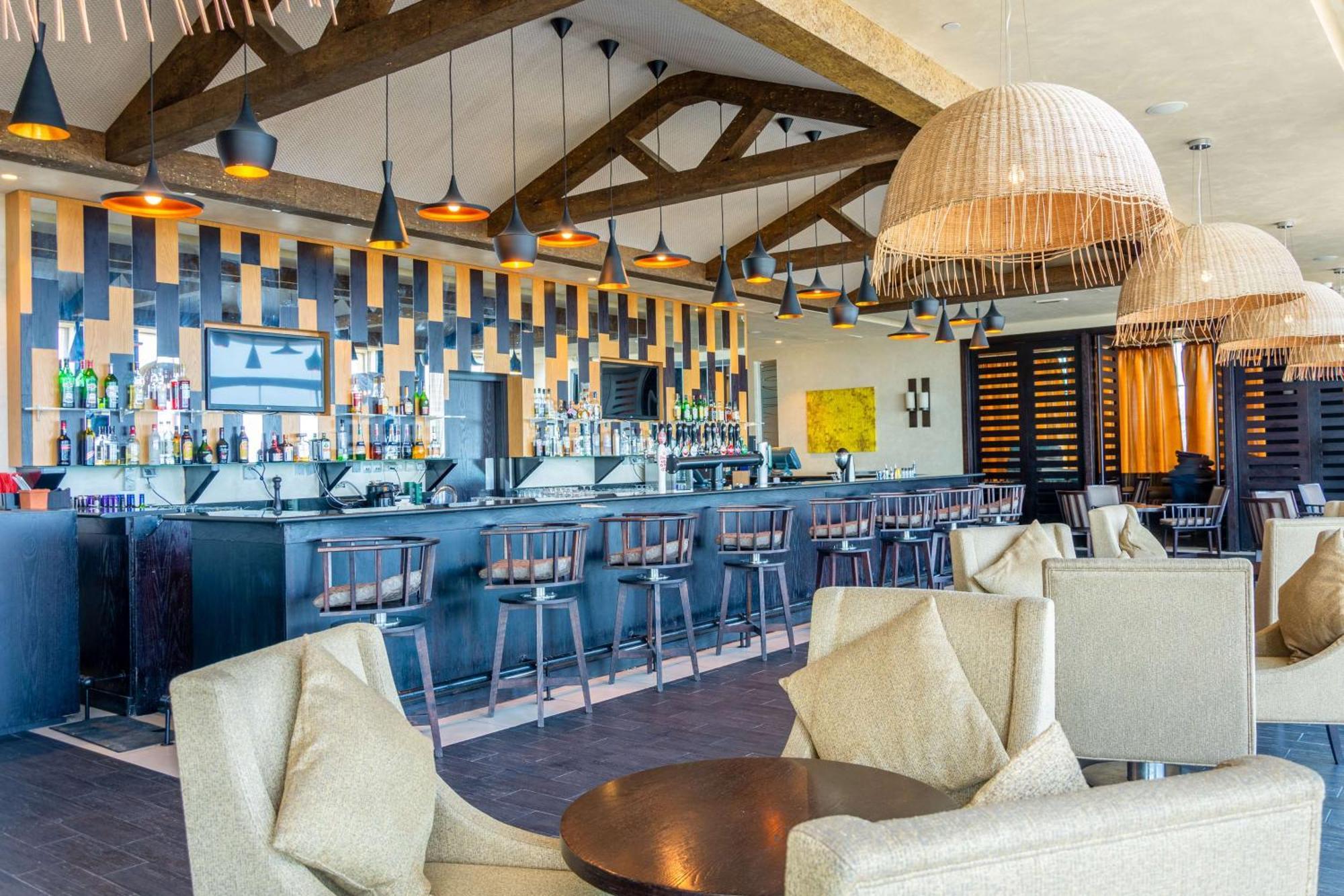 Radisson Blu Hotel & Resort, Szohár Kültér fotó The bar at the Sky Bar