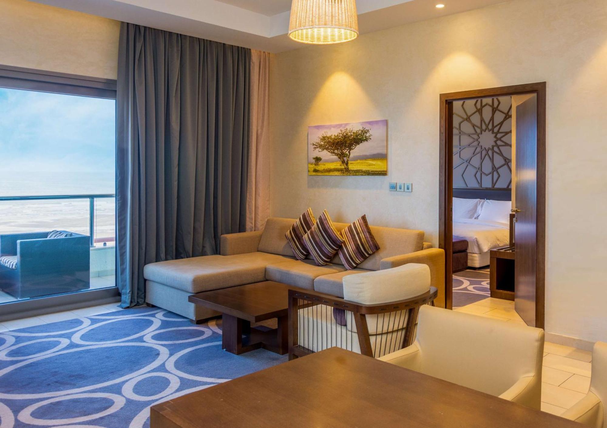 Radisson Blu Hotel & Resort, Szohár Kültér fotó A suite at the hotel