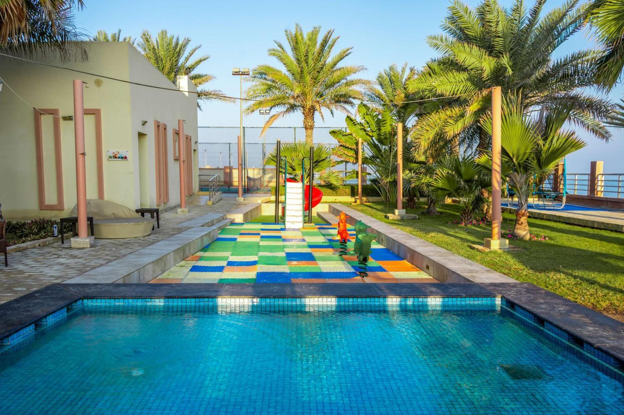 Radisson Blu Hotel & Resort, Szohár Kültér fotó The swimming pool at the Al-Jaish Club