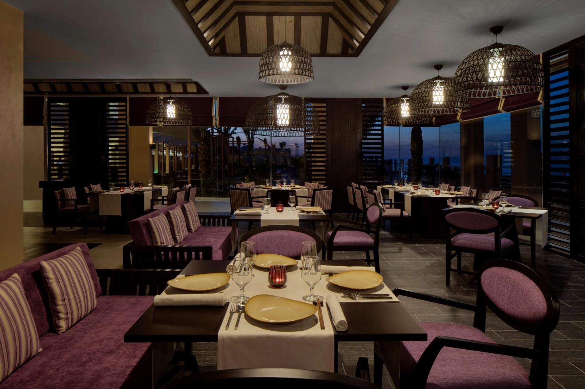 Radisson Blu Hotel & Resort, Szohár Kültér fotó The restaurant