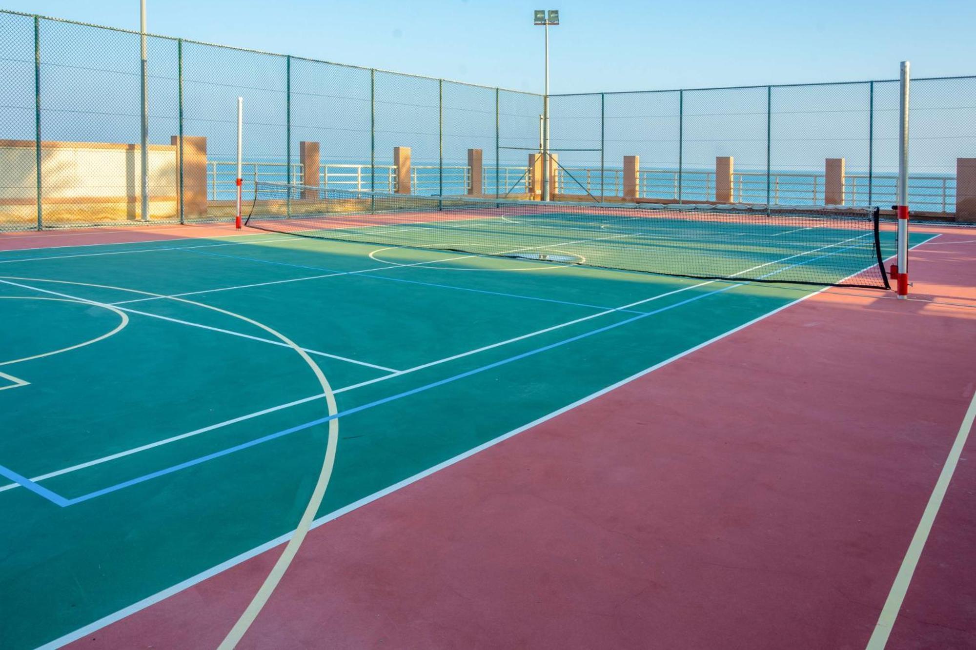 Radisson Blu Hotel & Resort, Szohár Kültér fotó A paddle tennis court