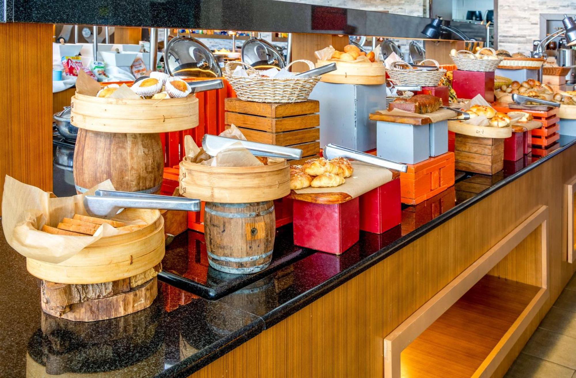 Radisson Blu Hotel & Resort, Szohár Kültér fotó A dim sum buffet at a hotel in Singapore