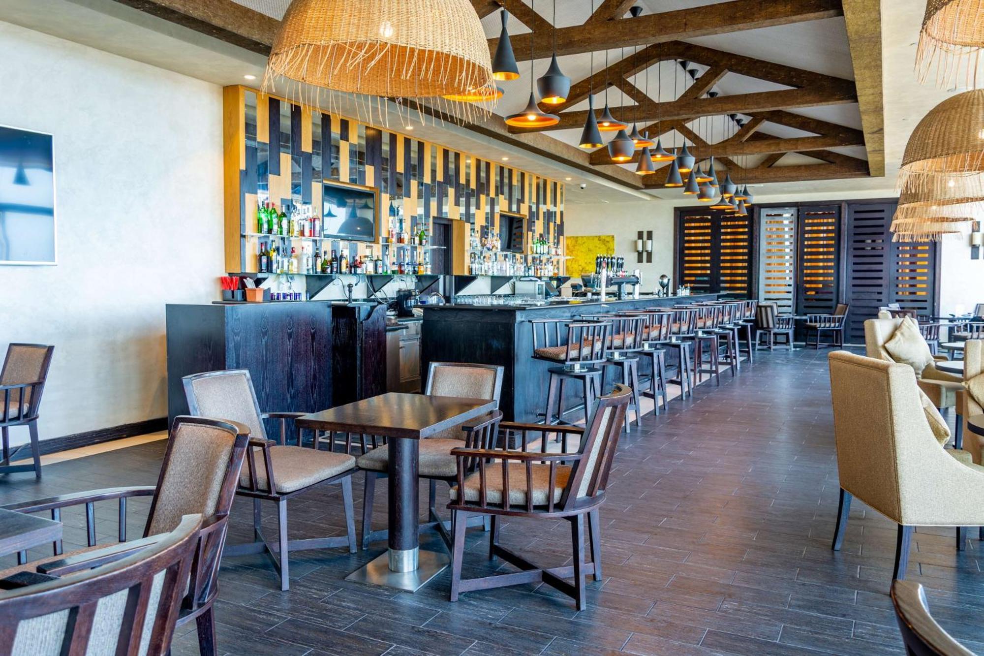 Radisson Blu Hotel & Resort, Szohár Kültér fotó The bar at the lounge