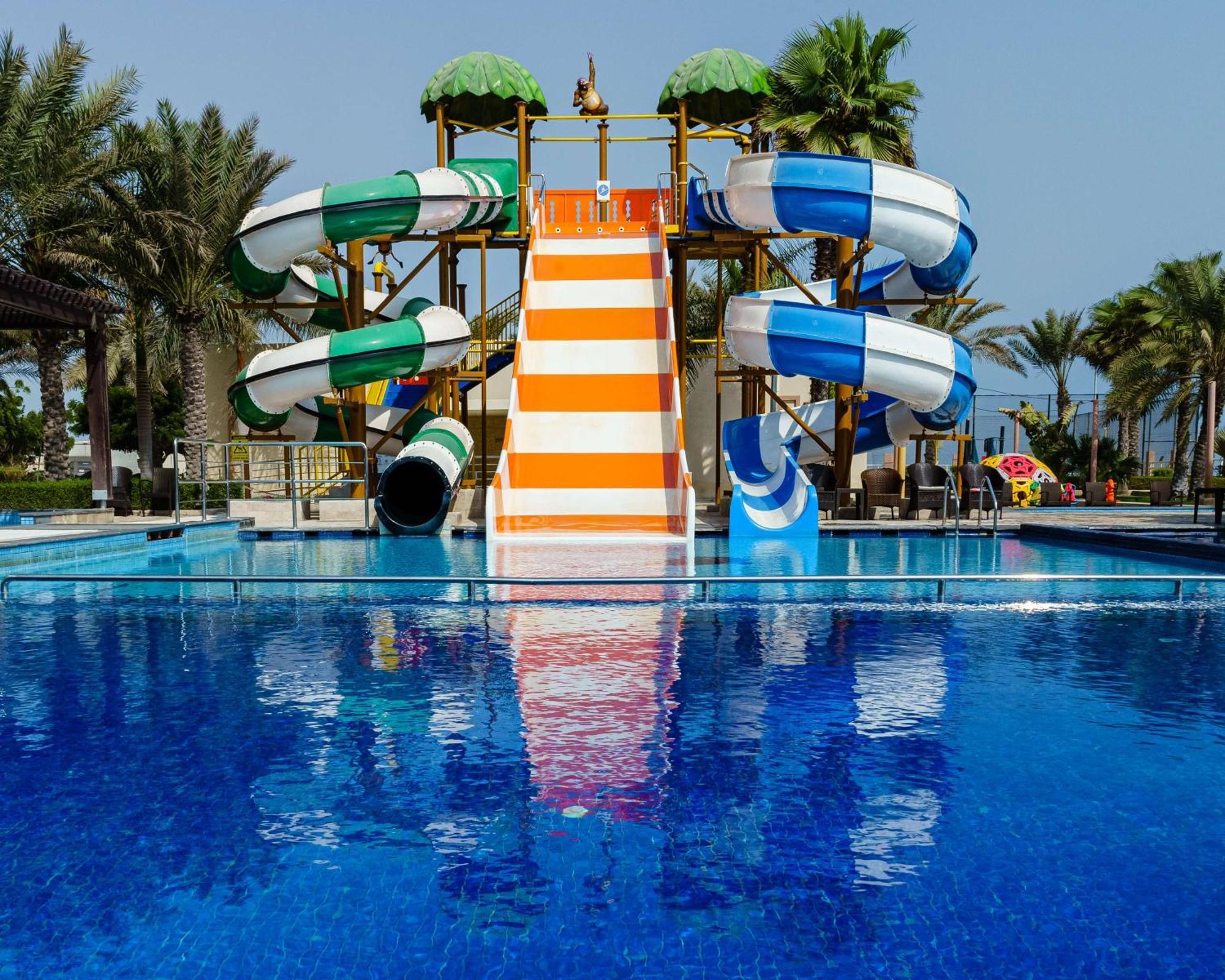 Radisson Blu Hotel & Resort, Szohár Kültér fotó Water park in Dubai