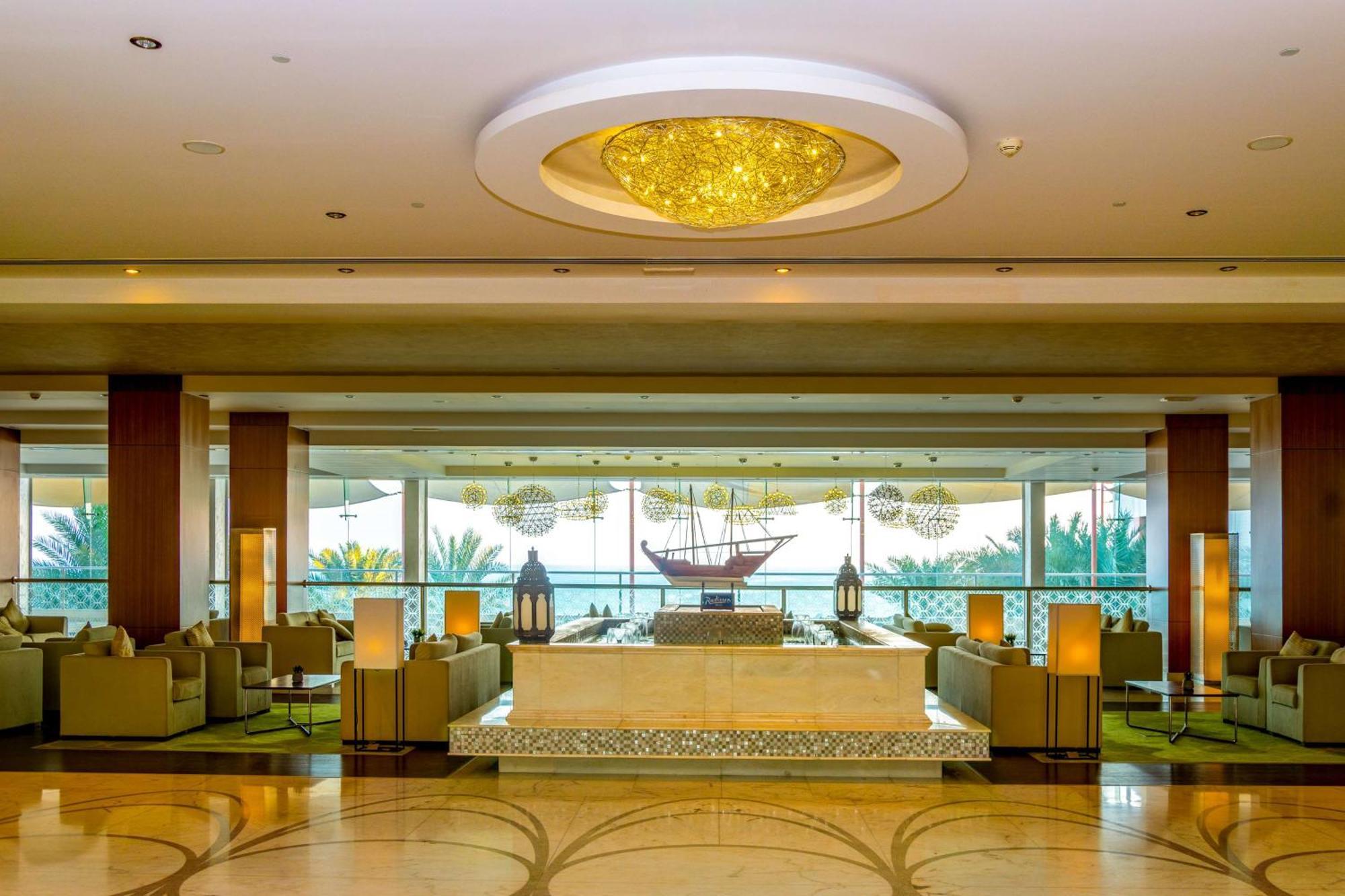 Radisson Blu Hotel & Resort, Szohár Kültér fotó Lobby