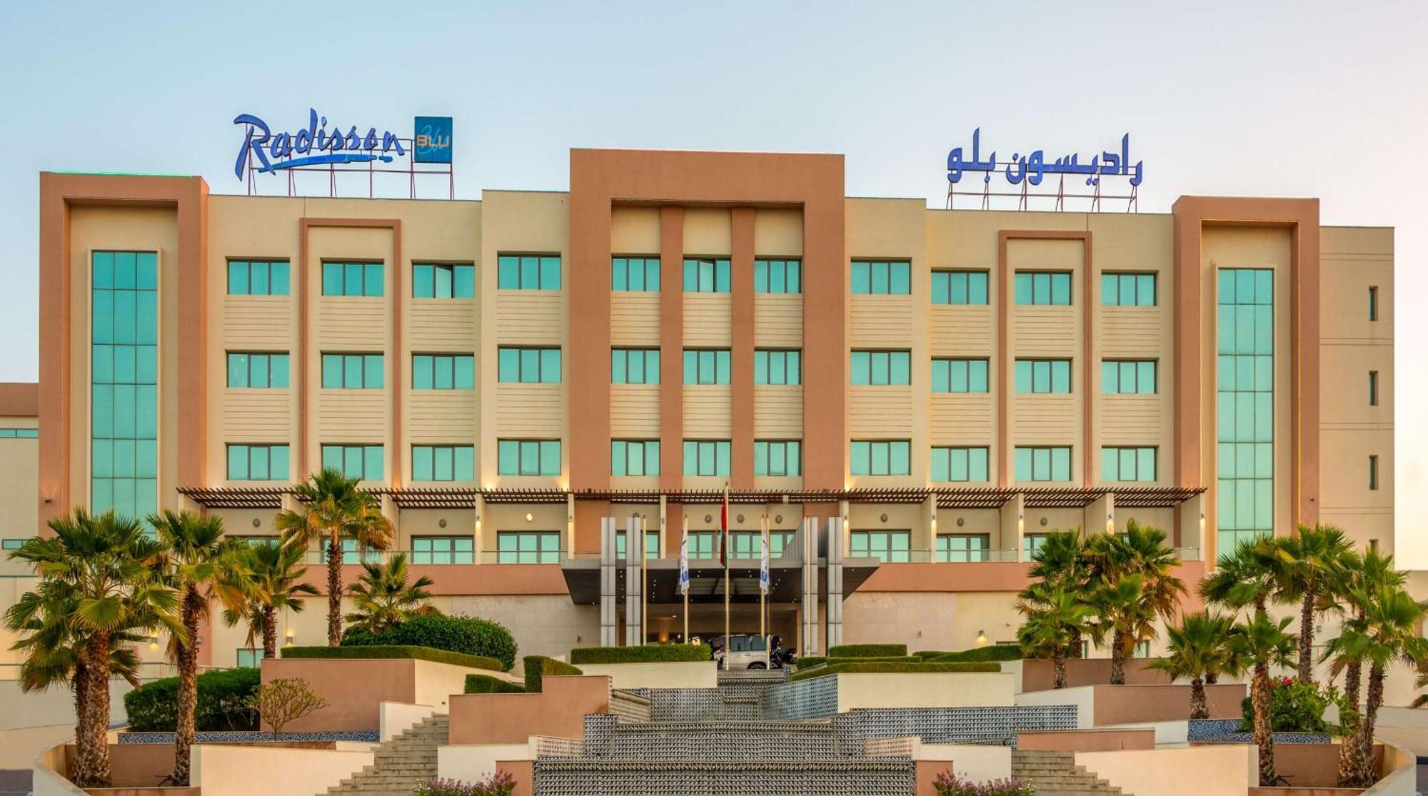 Radisson Blu Hotel & Resort, Szohár Kültér fotó Radisson Blu Hotel, Riyadh