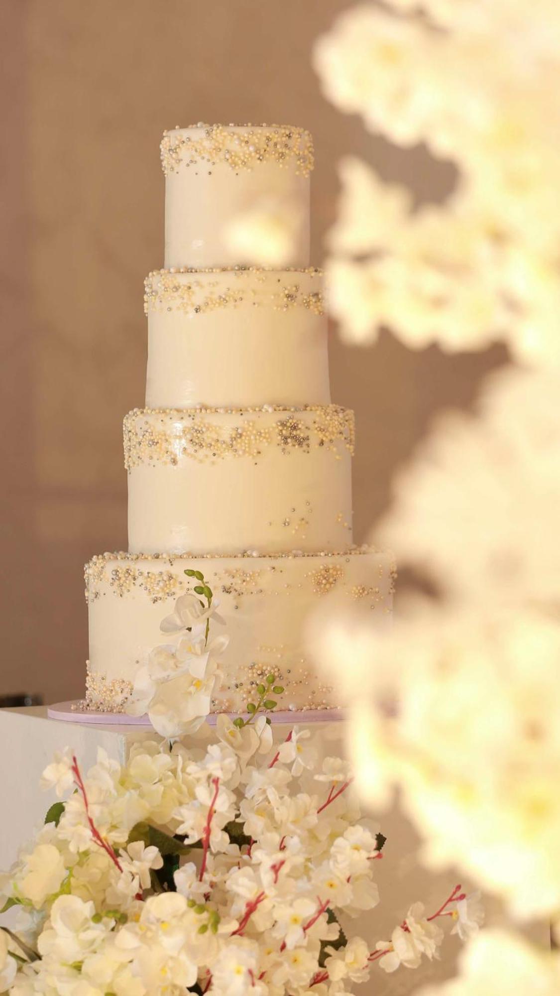 Radisson Blu Hotel & Resort, Szohár Kültér fotó A white wedding cake