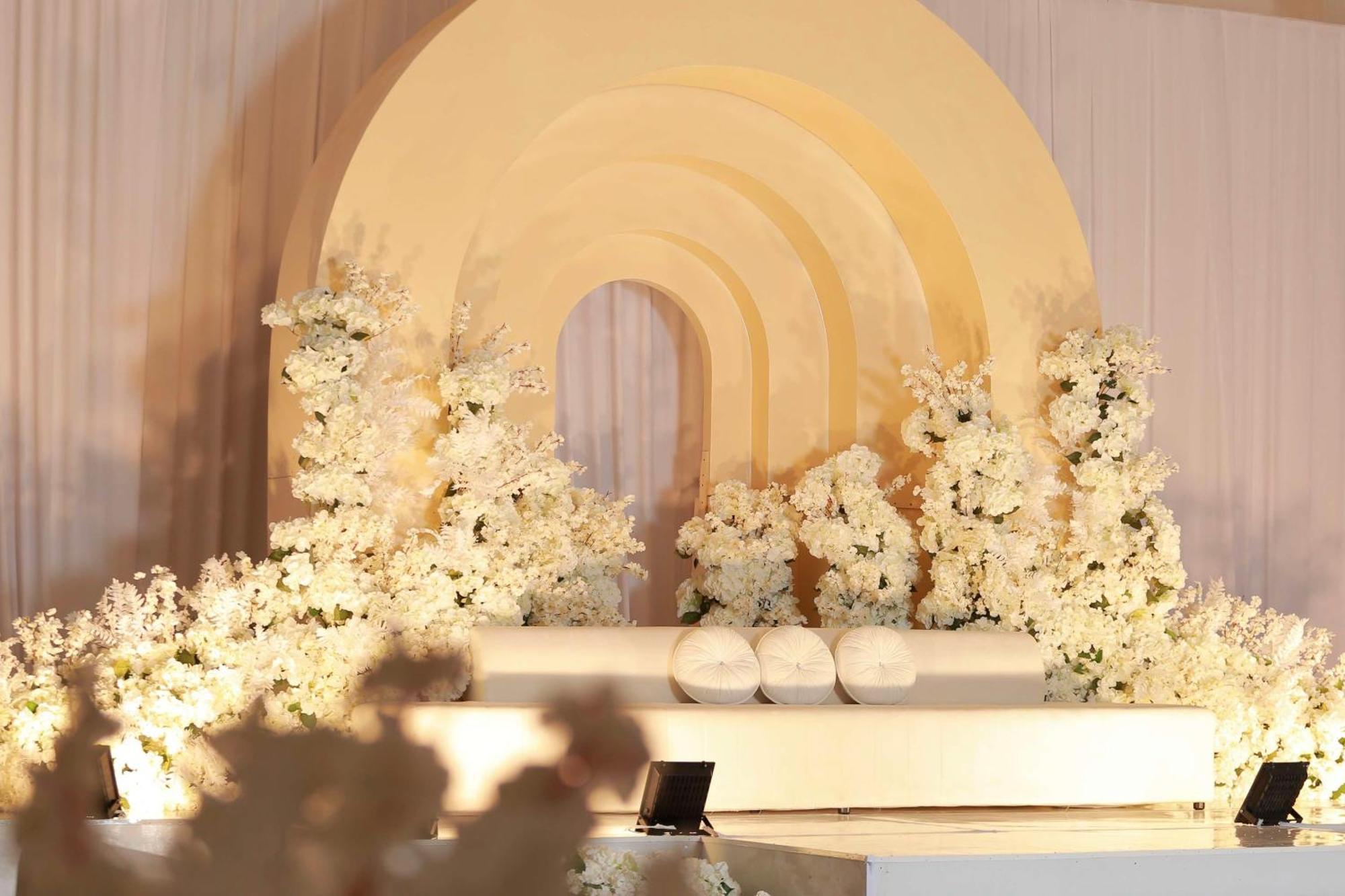 Radisson Blu Hotel & Resort, Szohár Kültér fotó A modern Malay wedding dais
