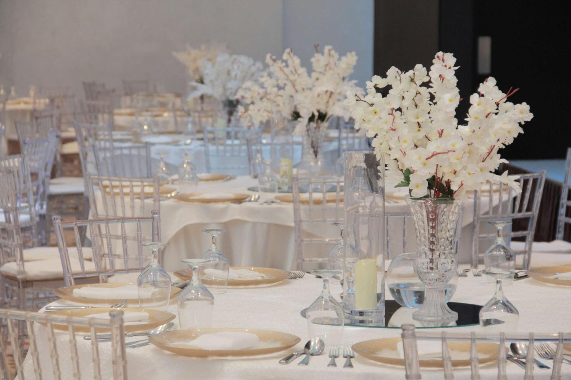 Radisson Blu Hotel & Resort, Szohár Kültér fotó The interior of the ballroom at the 2015 awards ceremony