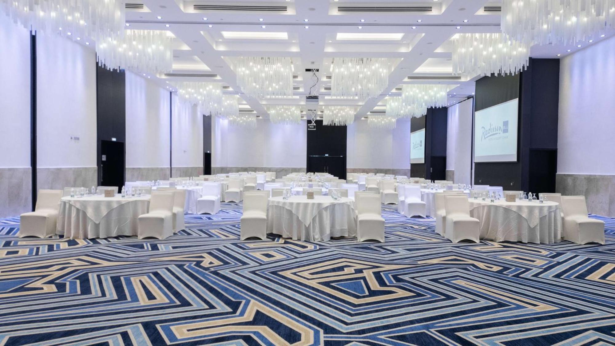 Radisson Blu Hotel & Resort, Szohár Kültér fotó The ballroom