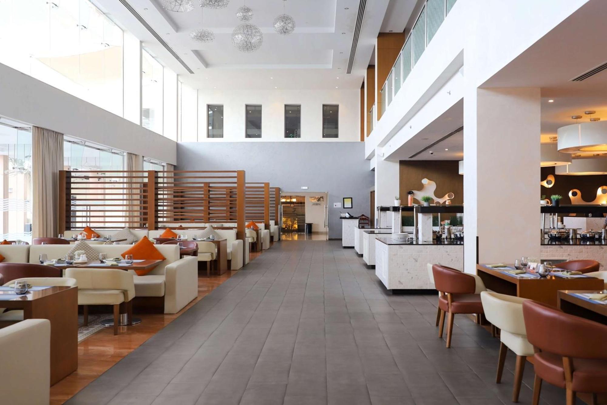 Radisson Blu Hotel & Resort, Szohár Kültér fotó The restaurant