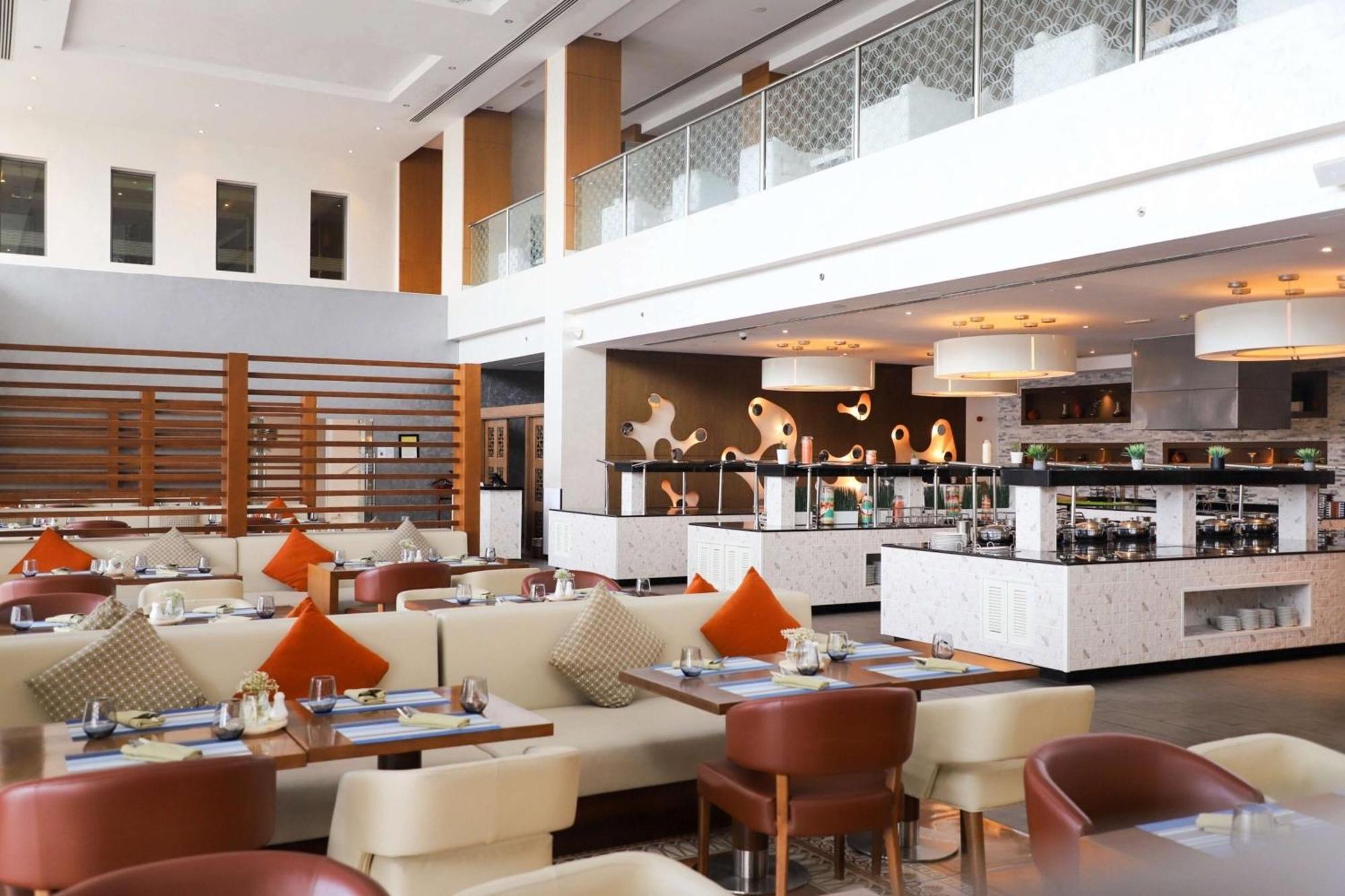 Radisson Blu Hotel & Resort, Szohár Kültér fotó The restaurant