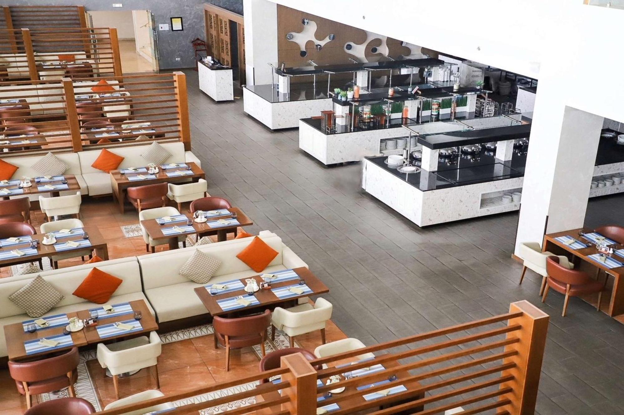 Radisson Blu Hotel & Resort, Szohár Kültér fotó The lounge at the airport