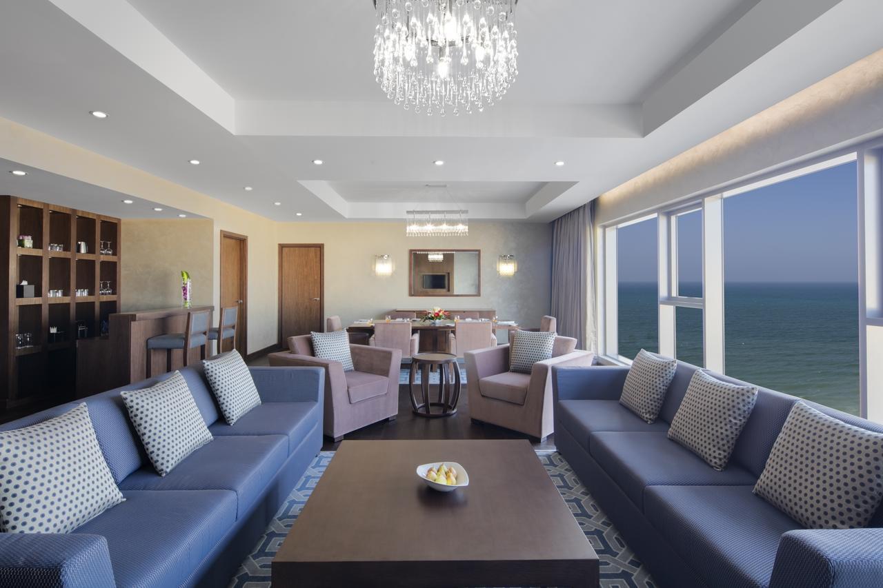 Radisson Blu Hotel & Resort, Szohár Kültér fotó Suite at the hotel